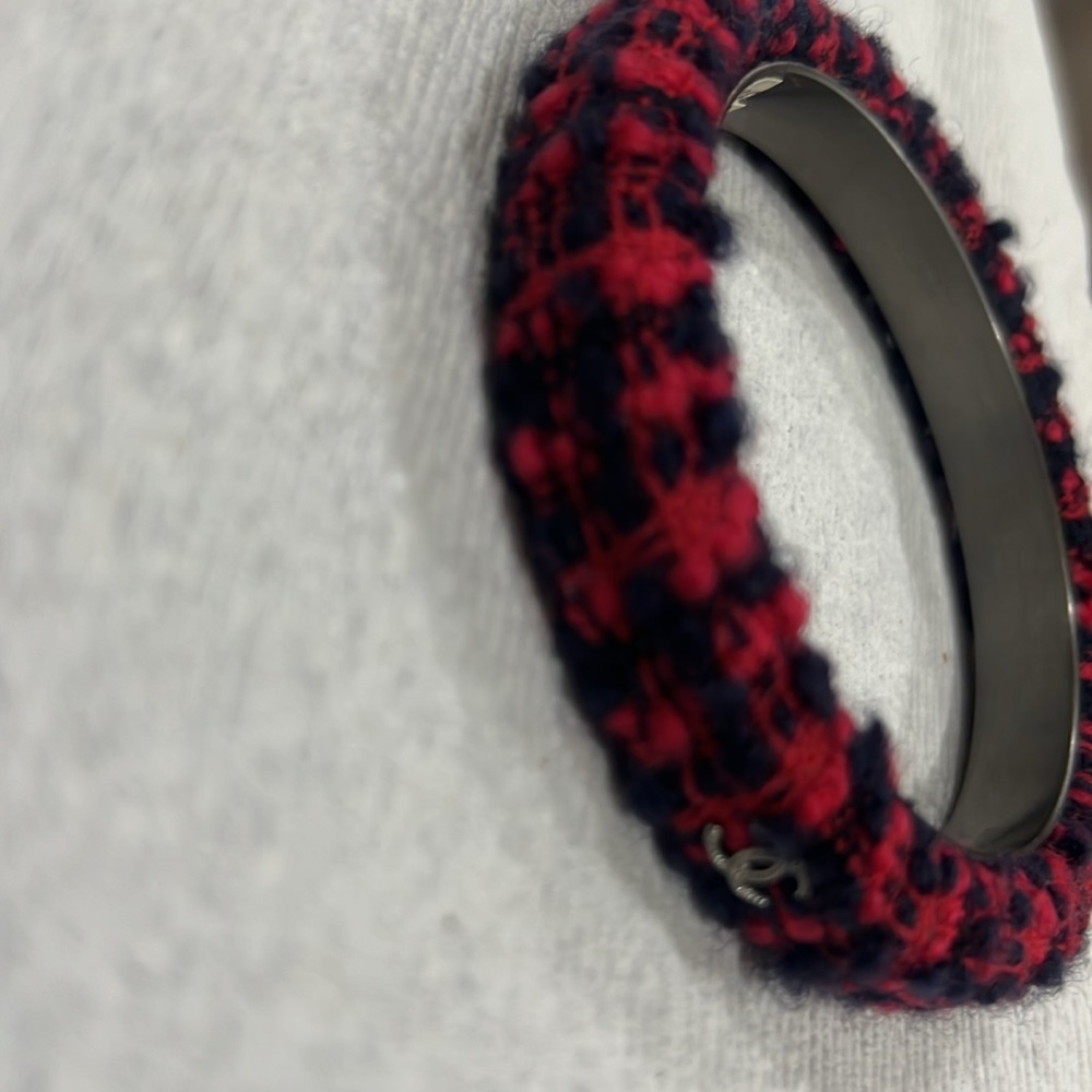 Beautiful Chanel bracelet with shades of pink and blue very appealing - Picture 3 of 6